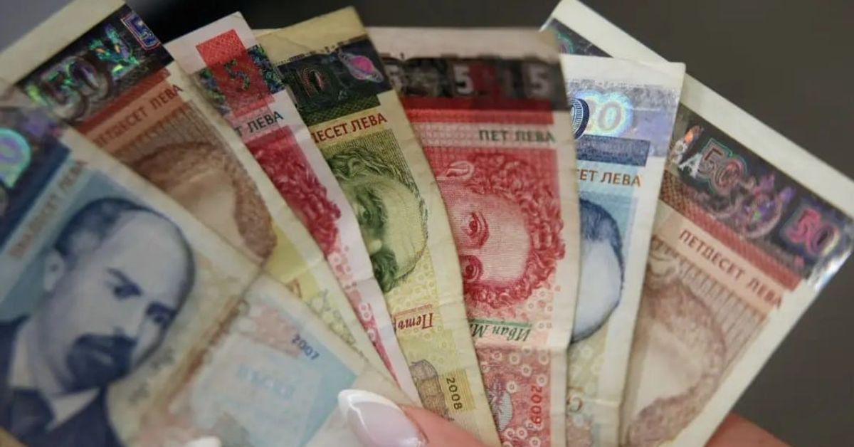 От НОИ, каза че за една година разходите за пенсии са скочили с 13,3% Ръка държи разпръснати банкноти български лева с различни номинални стойности.