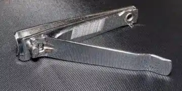 Защо има дупка на нокторезачката? 1