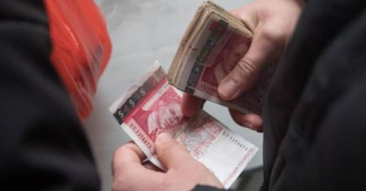 Пенсиите у нас са сред най-безсилните в Европейския съюз срещу бедността Ръце, разменящи стари червени банкноти от 5 единици.