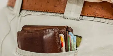 В Шумен двама мъже намерили портмоне с 12 хиляди евро в него и решили да си ги поделят - пипнаха ги 3