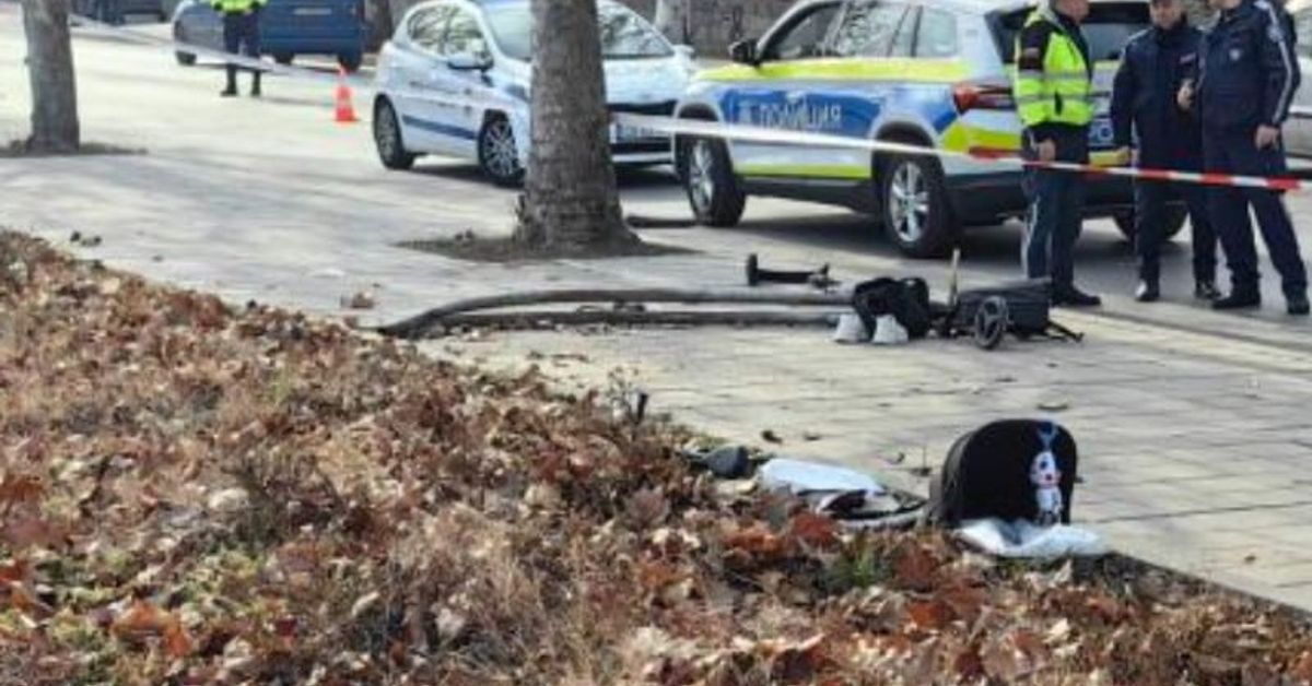 Първи думи на шофьорите от тежката катастрофа с майка и деца в Русе (Снимки) Полицейски служители и автомобили зад лента на местопроизшествие на улица.