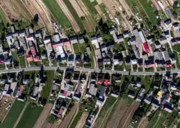 Има едно отдалечено село, в което всички близо 6000 души живеят на една и съща улица 12