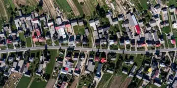 Има едно отдалечено село, в което всички близо 6000 души живеят на една и съща улица 1