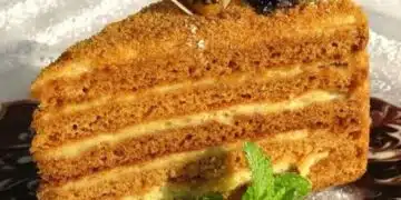 Леля Мария ми даде рецептата си за перфектния медовик без фурна – бърза и вкусна торта, цялото семейство я обожава 2