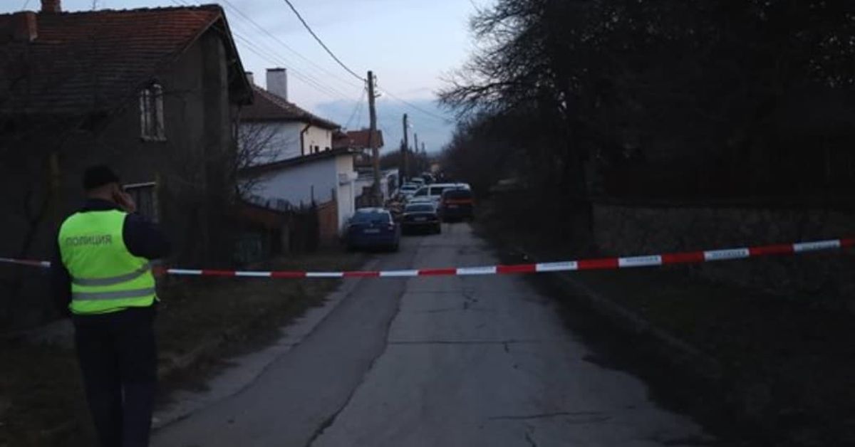 Проговори близък на семейството от село Вакарел, в което се разигра кървавата трагедия: Взимахме ги за пример, даже не се караха Полиция блокира улица с червено-бяла лента по време на разследване.