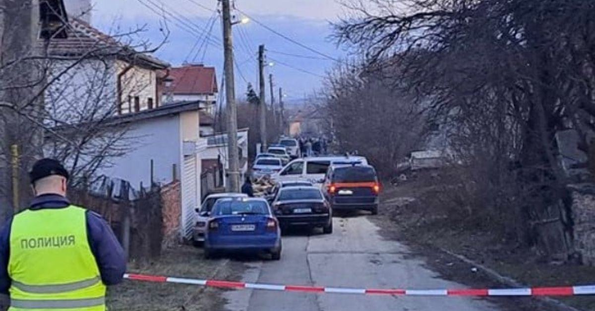 Последна версия за жестоката трагедия в село Вакарел - версиите по които се работи Полицай пред бариера на улица, където се провежда полицейско разследване.