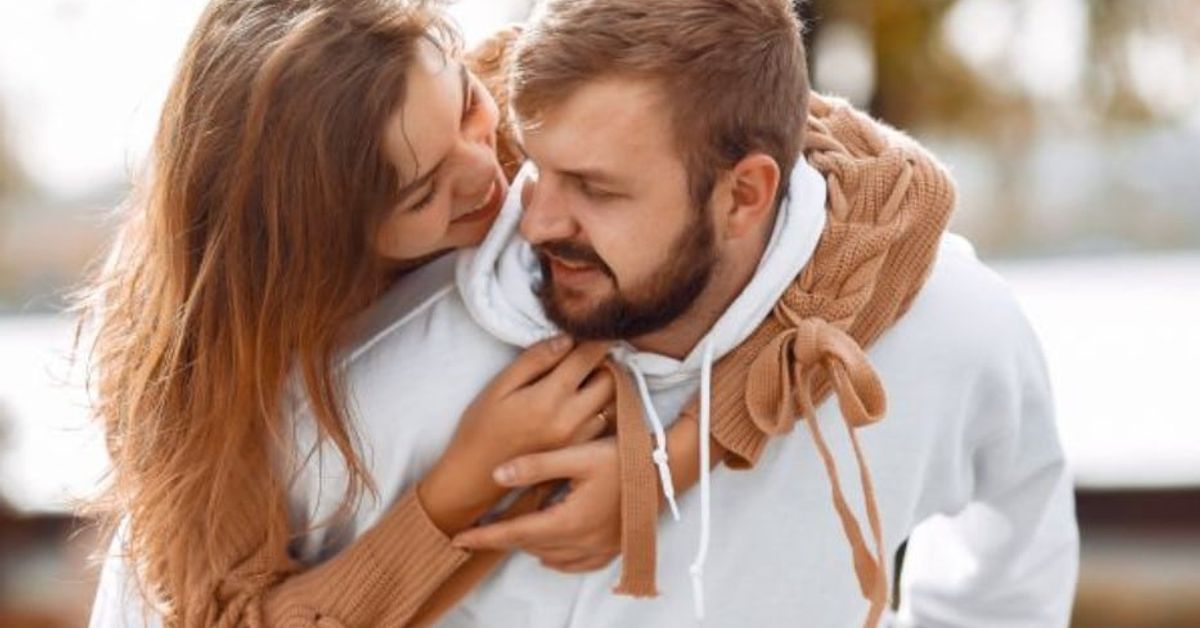 6 начина да подкрепите мъжа в труден период от живота му. И не само тогава Щастлива двойка се прегръща нежно на открито в топли дрехи.