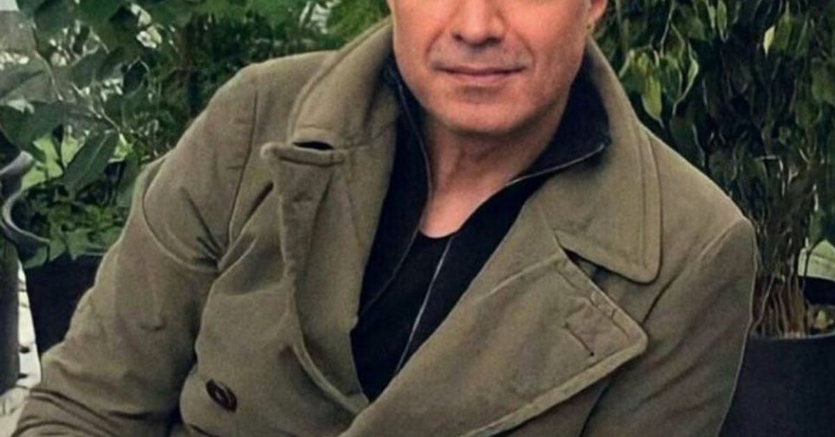 Един от най-известните турски актьори е получил инфаркт Усмихнат мъж със сива коса и маслиненозелено палто на открито.