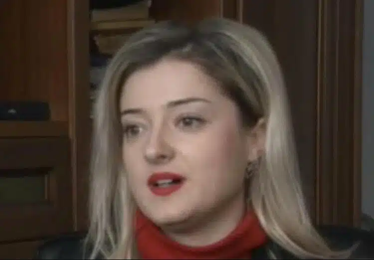 Млада учителка откровено призна, че заплатата ѝ е около 2000 лева, но няма да се откаже от професията 1