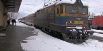 От последните часове! На Гарата в Карнобат, пътнически влак бе ударен от локомотив – имало е хора 4