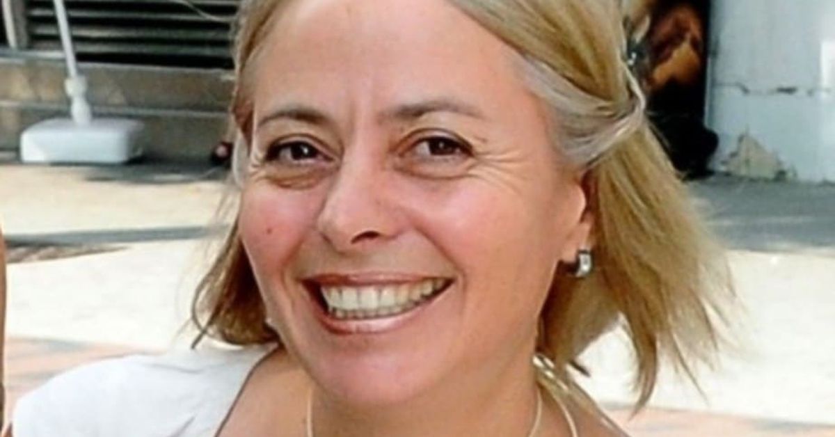 Нашия свят напусна Албена Раленкова. Поклон! Усмихната жена със светла коса и бяла блуза на открито