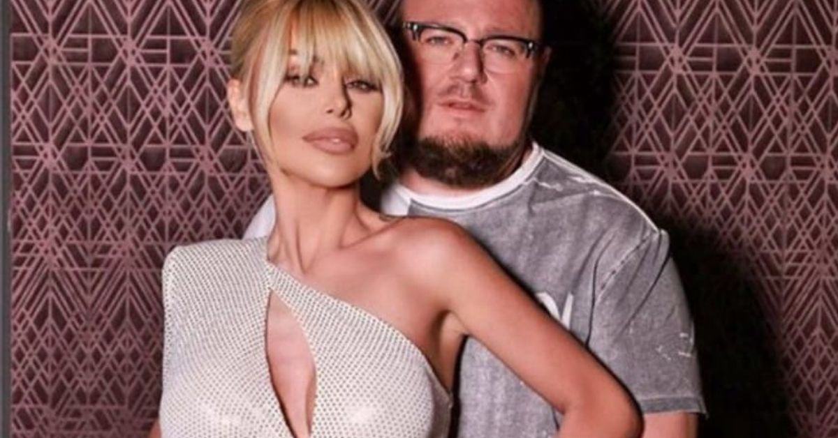 Християн Гущеров с жестоки думи към бившата си съпруга и майка на четирите му деца Жена в блестяща рокля и мъж с брада позират заедно.