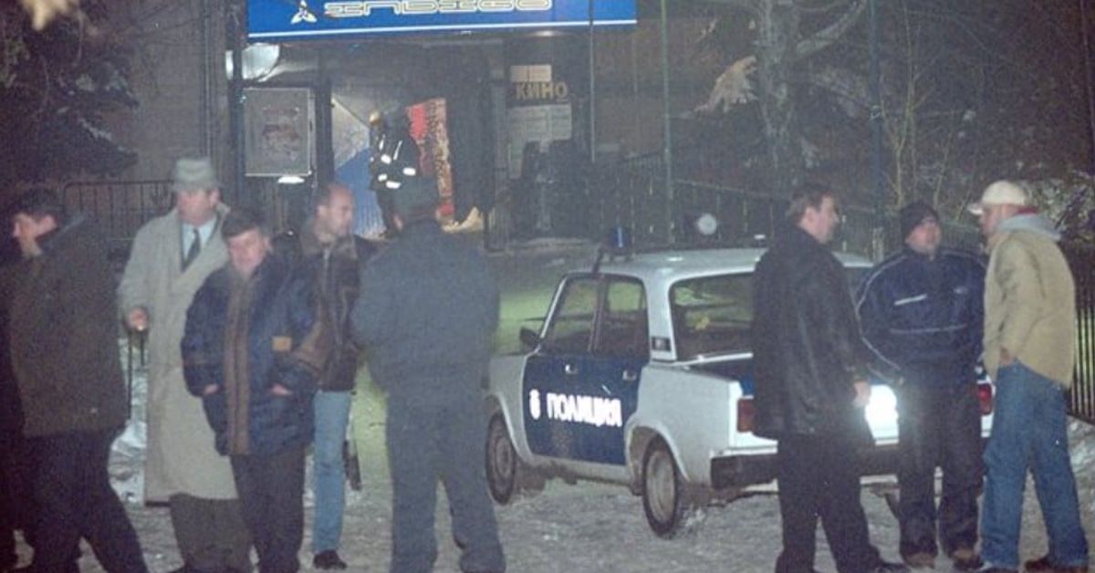 Няма да забравим случая „Индиго“ – нашите деца си отидоха тогава, а наказанието? 1 условна присъда.. и 4 глоби Мъже и полицейска кола пред клуб/кино в снежна зимна нощ.