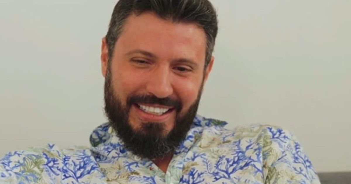 Марто от Ергенът би посъветвал по-младия Елвис и другите: Никога не си хващайте поп-фолк певица за гадже Усмихнат мъж с брада, облечен в риза с морски мотиви.
