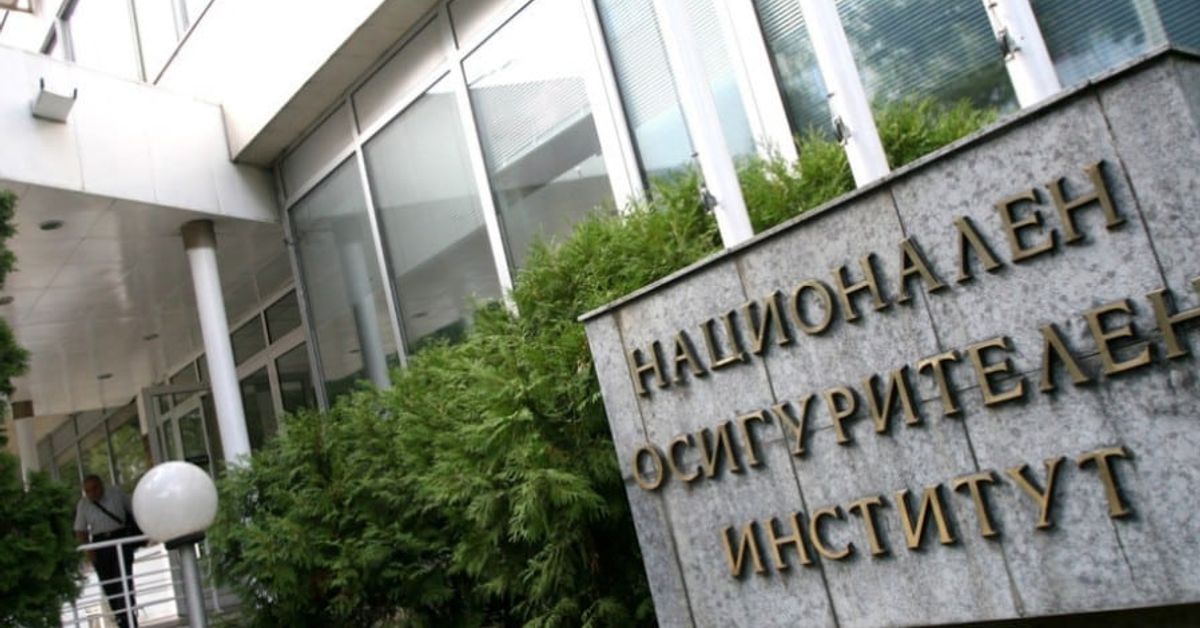 От НОИ излязоха с новина за средния осигурителен доход в страната – ще повлияе на пенсиите у нас Фасада на Национален осигурителен институт с надпис и зелени храсти