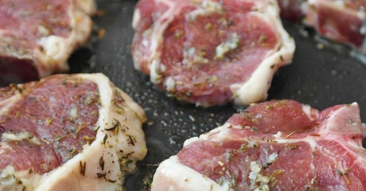 Месец преди Великден се появиха проблеми с агнешкото месо! Апетитни агнешки котлети с билки и подправки, пекат се на плоча.