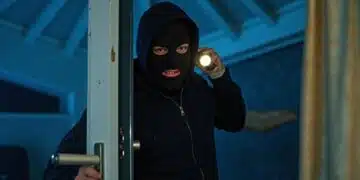 В Бяла крадци обраха сладкарница 1