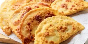 Хрупкави, сочни, вкусни: домашни чебуреки с месен пълнеж - вкус като от миналото, топ рецепта 1
