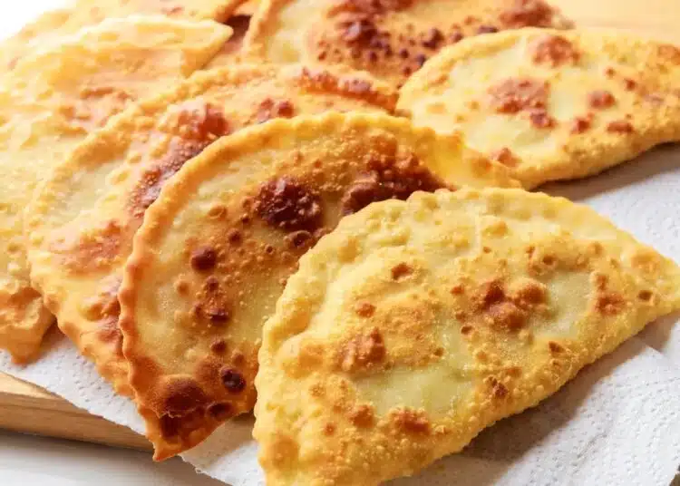 Хрупкави, сочни, вкусни: домашни чебуреки с месен пълнеж - вкус като от миналото, топ рецепта 1