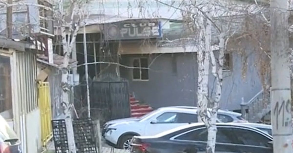 Последни новини за състоянието на пострадалите при пожара в дискотеката в Кочини – не са много положителни Клуб Pulse с паркирани автомобили пред входа.