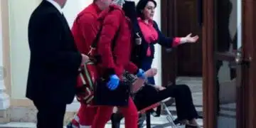 След сблъсъци в сръбския парламент, бременна депутатка и още двама се борят за живота си 1