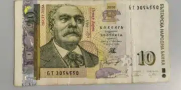 Възрастен мъж искаше да дари 10 лева, от банката му поискаха такса 6 лева 9