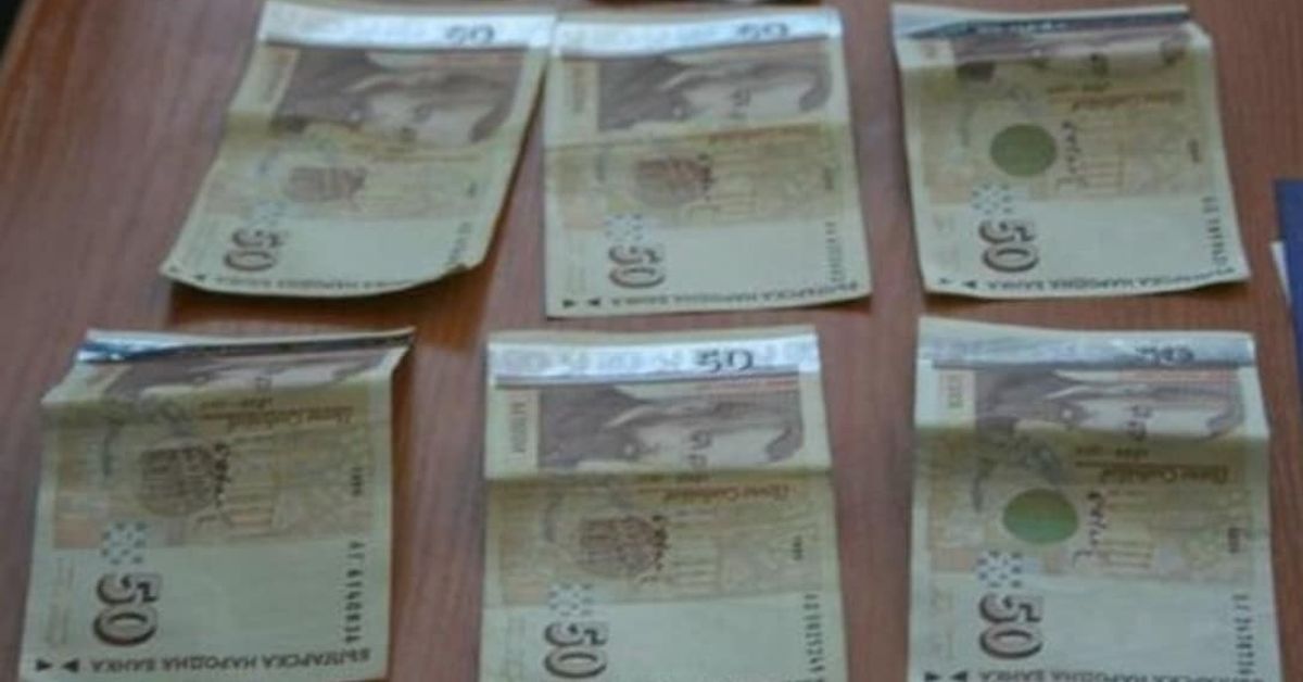 От НОИ обявиха пенсиите у нас по градове Пачки от 50-левови банкноти, подредени върху дървена маса.