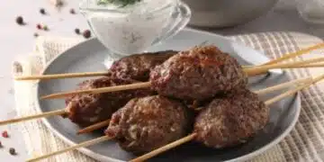 Гръцки кебап със сос Дзацики: Печете във фурна за 30 минути 1