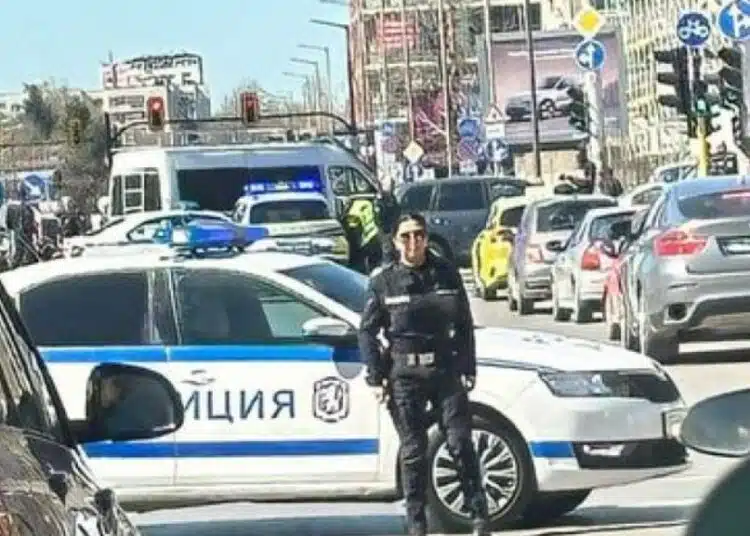 Пътен инцидент в столицата, има пострадал полицай 1