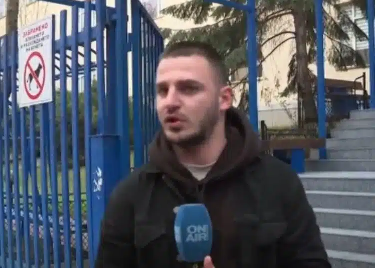 Пълен абсурд! По време на часовете в училище непълнолетни си правят "лайфове" в TikTok 1
