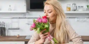 Нова тенденция в TikTok – жени ядат лалета, безопасно ли е това? 1