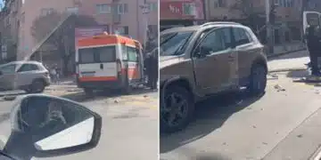 От последните минути! Осем души пострадаха при катастрофа между линейка и джип в столицата 3