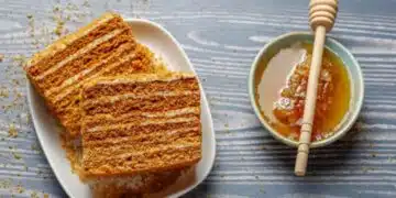 Невероятно вкусна и нежна: приготвяме мързелива медена торта по най-простата рецепта 12