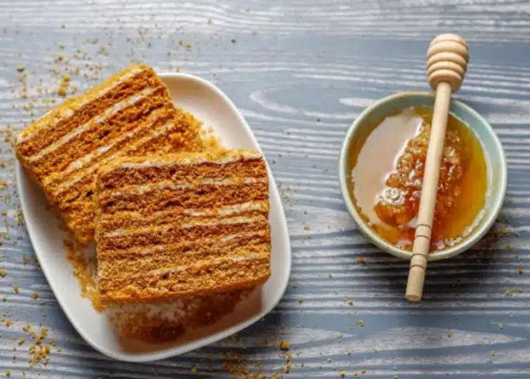 Невероятно вкусна и нежна: приготвяме мързелива медена торта по най-простата рецепта 1