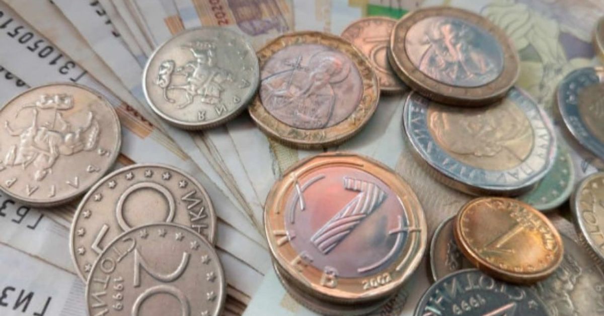 Цената за закупуване на недостигащ стаж за пенсия се покачва след приемането на Бюджет 2025 Български банкноти и монети лева и стотинки, разпръснати на повърхност.