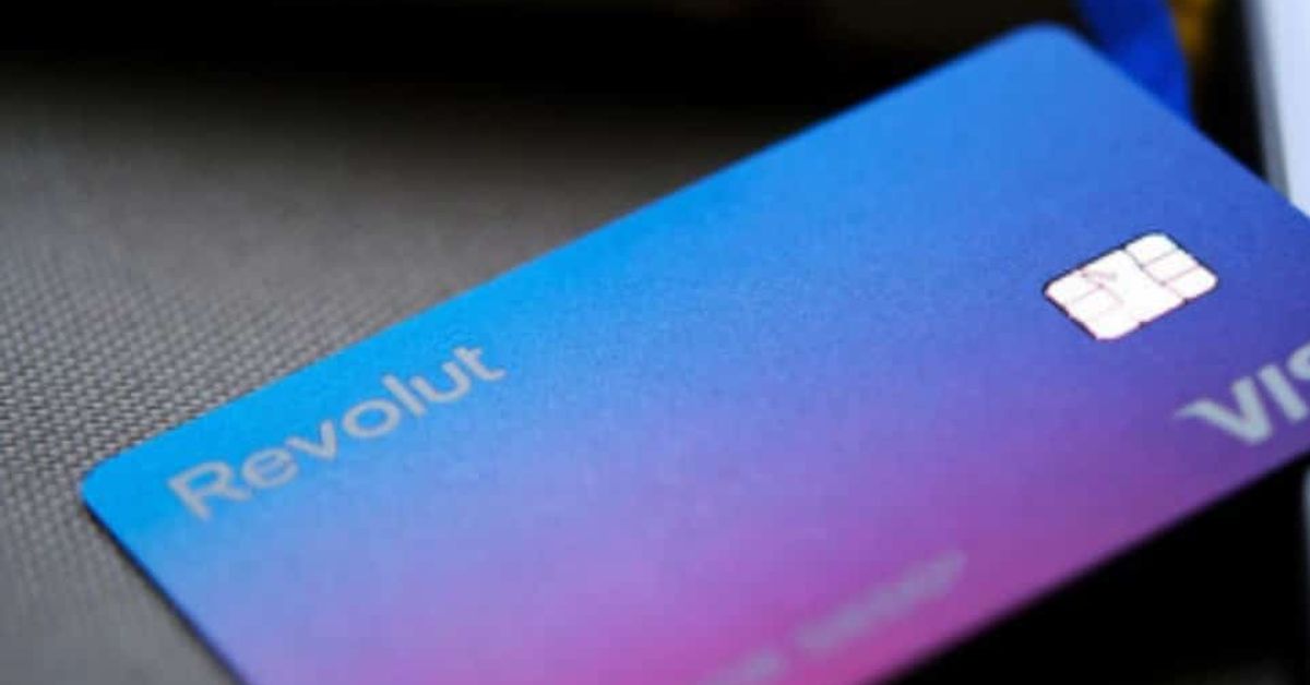 Важна новина, която касае клиентите на Revolut Revolut Visa дебитна карта със син и лилав градиент и чип
