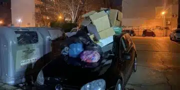 Във Варна по свой начин наказаха неправилно паркирал шофьор СНИМКА 14