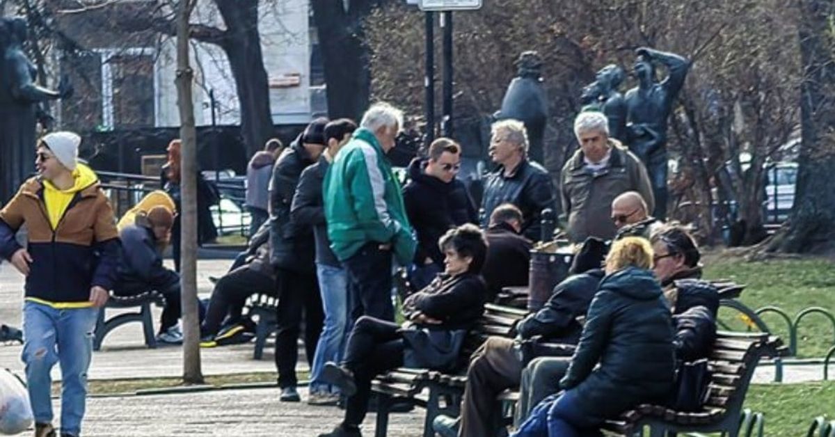 Близо 387 хиляди души у нас ще вземат минимална пенсия от 630 лева на месец СНИМКА Хора почиват и разговарят в градски парк със статуи.
