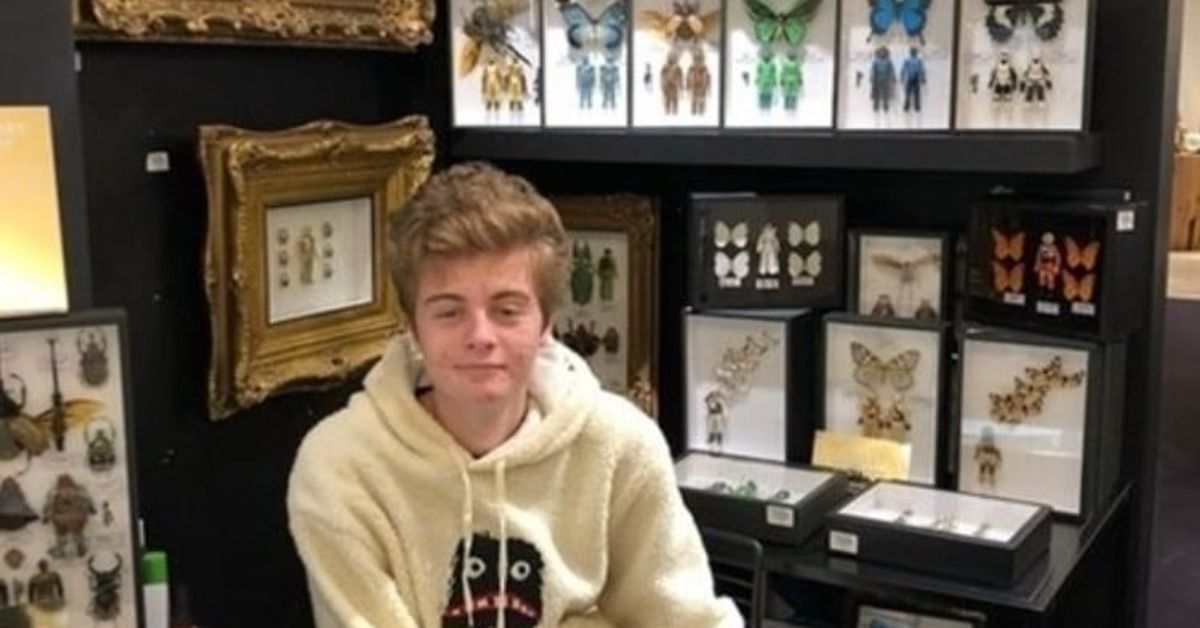 Тъжна новина! Само на 22 години почина принцът на Люксембург Млад мъж седи пред щанд с уникални рамкирани арт обекти и насекоми.