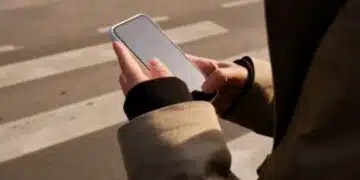 Предстоят промени! Всички, които пресичат пешеходна пътека, докато са с телефон в ръка, ще бъдат глобявани?! 12