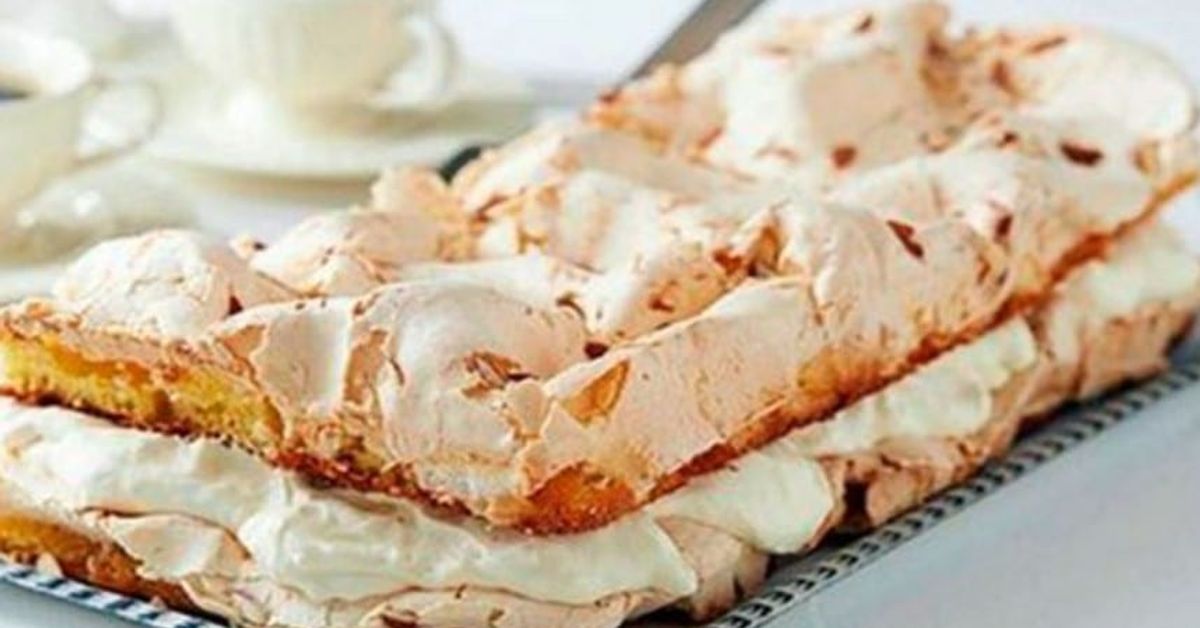 Безтегловна като облак! Нека направим най-бързата и вкусна норвежка торта, даваме рецептата Апетитен сладкиш с меренг и крем, поднесен с чаша ароматно кафе.