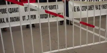 Работници и служители на военен завод в страната излизат на протест 11