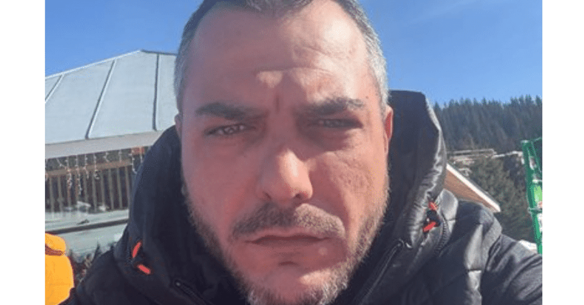 Даниел Иваничков – уволнен директор от пътната агенция в афера за 140 милиона лева Мъж със сива коса и брада в черно яке на фона на планина и синьо небе.