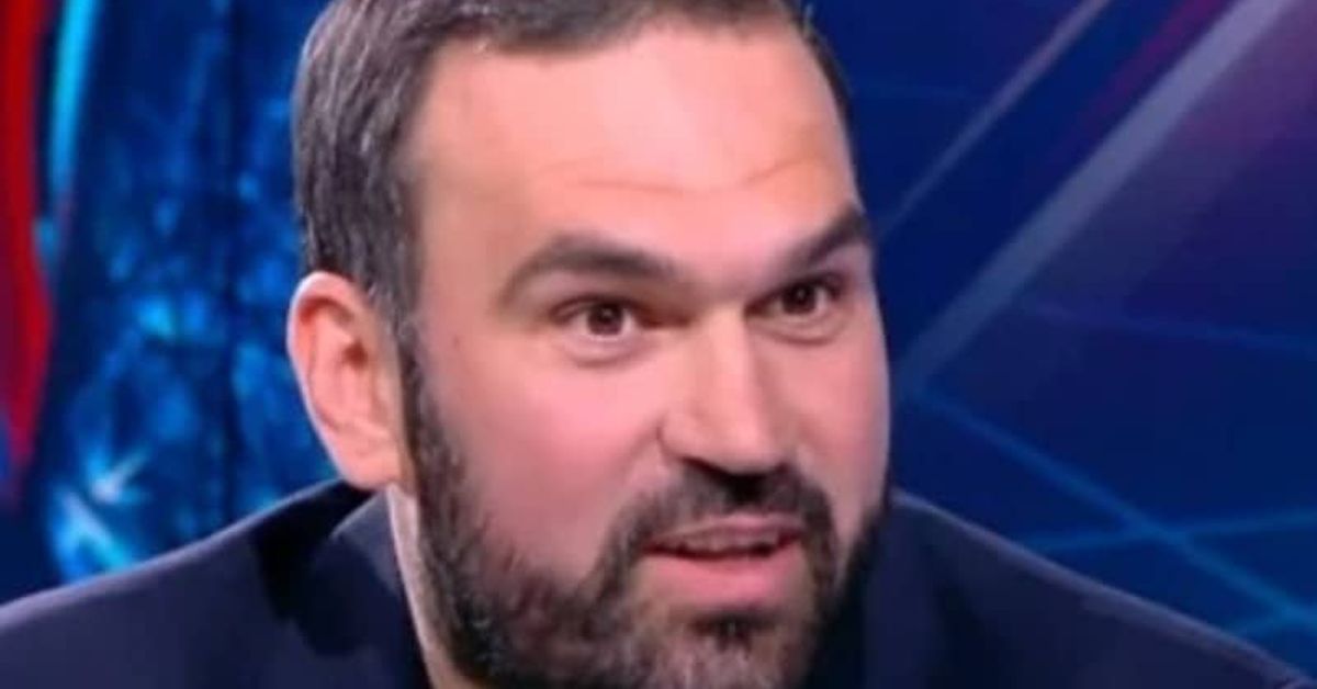 Калин Евтимов от „Бригада нов дом“ сподели за ремонтите по 5 дни, които правят с екипа Мъж с брада и тъмен костюм говори в телевизионно студио.