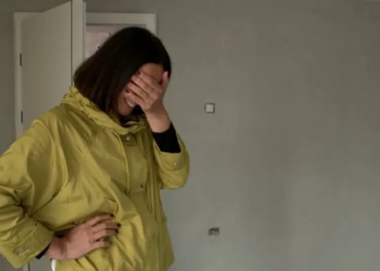 Мария Силвестър е влезнала в дома, където ситуацията е била критична и се хванала за главата 1
