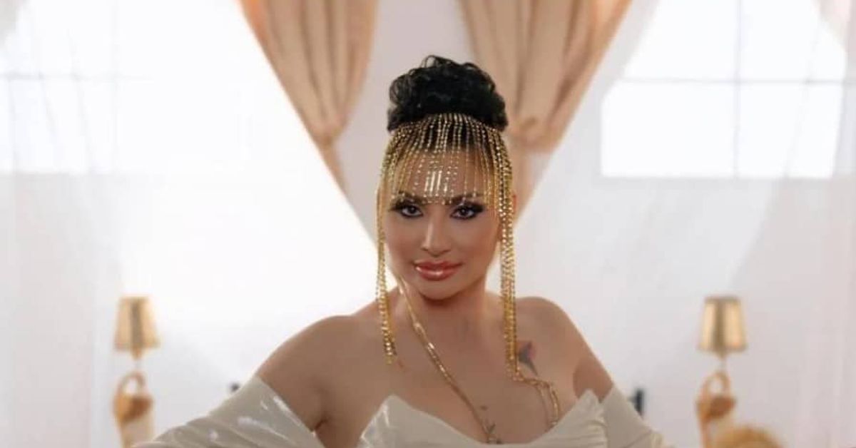 Гласовитата певица Софи Маринова успя да омае турска звезда и сподели сензационна новина Жена със златен аксесоар за коса, висока прическа и ефектен грим.