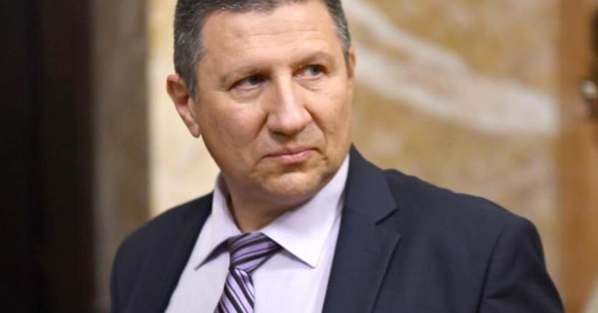 Борислав Сарафов подаде заявление за връщане като редови следовател Мъж на средна възраст в тъмен костюм и лилава раирана вратовръзка.