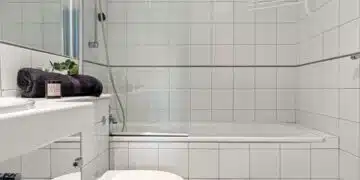 Безумие и гнус! Хазяин даващ няколко апартамента, скрил камери в банята, за да гледа наемателките си 1