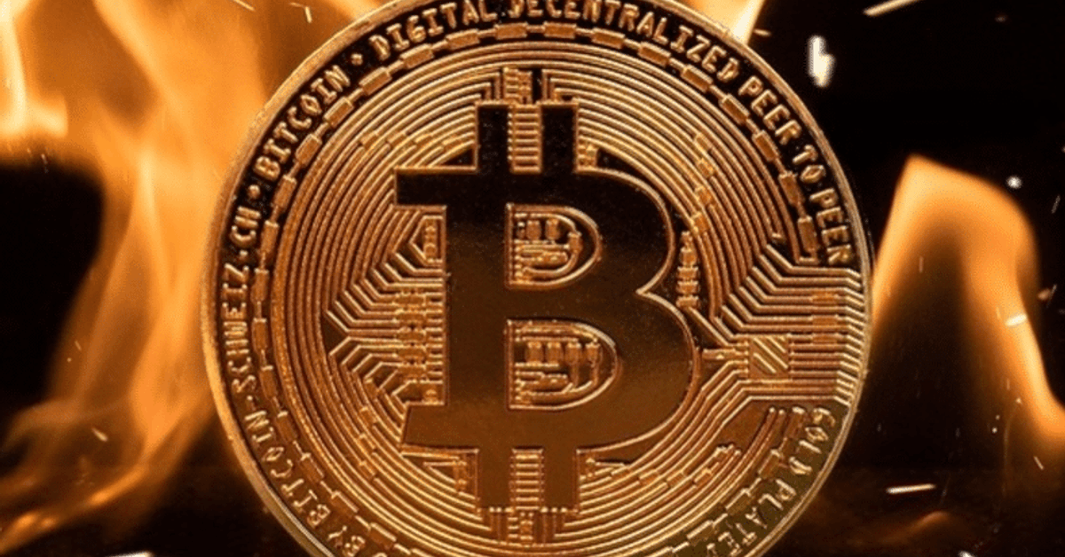 Цената на криптовалутата биткойн не спира да пада Златна биткойн монета на фон от пламъци и искри.