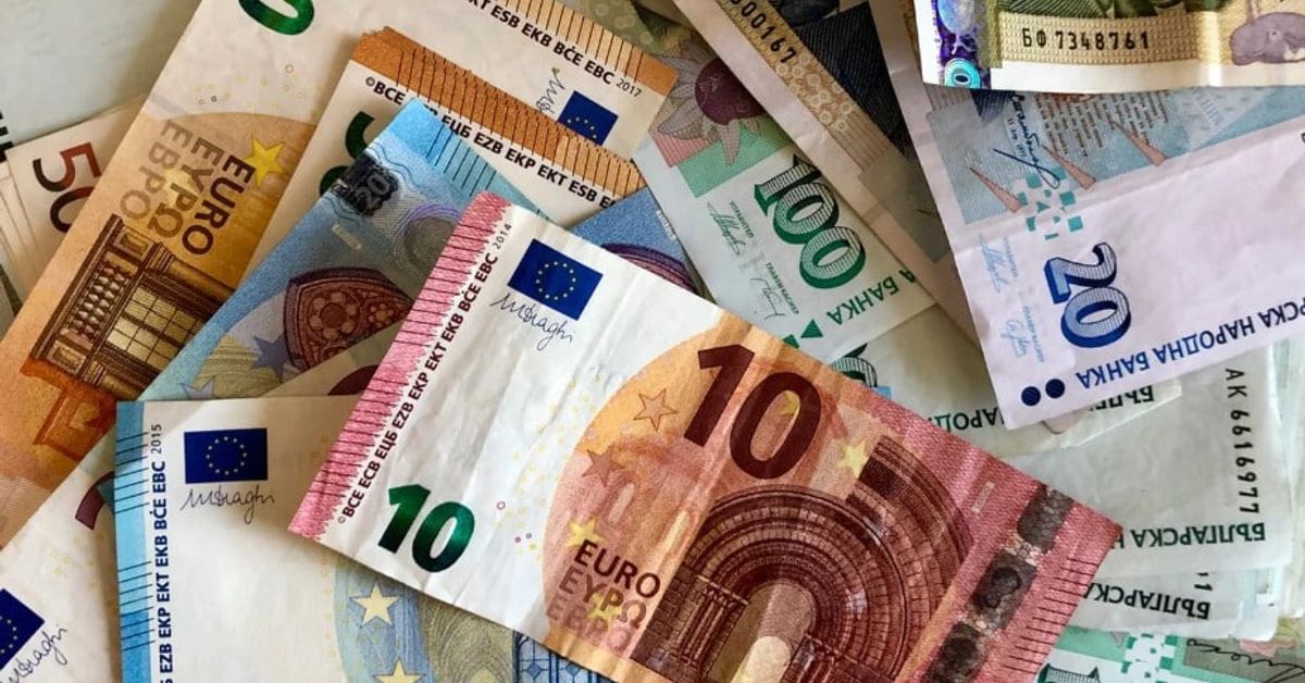 Заплата от 2 хиляди лева става 1022,58 евро, пенсия от 1000 лева става 511,29 евро Разпръснати банкноти евро и български лева